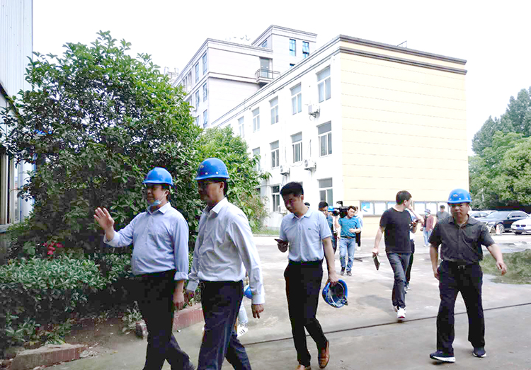 孙书记一行参观神雕起重厂房