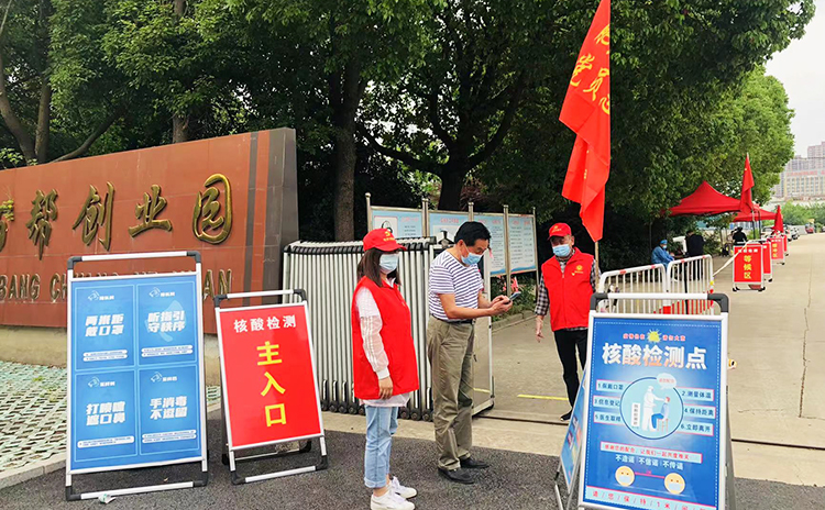 神雕起重党支部书记志愿服务